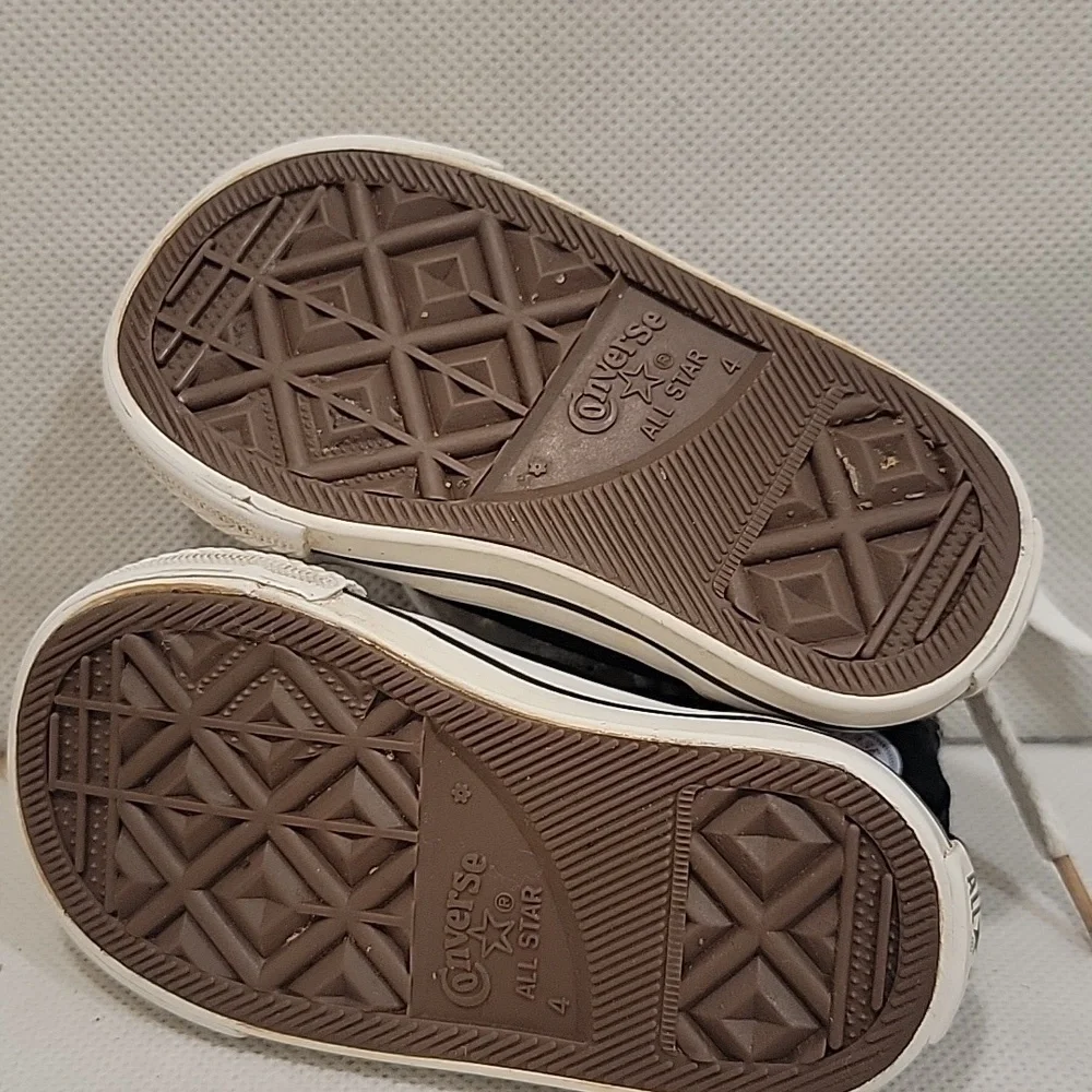 TODDLER CONVERSE HIGH TOP SNEAKERS (sz 4)